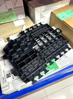 适用奔驰E220 E200 E300 E400 E350 E180 E450 E260 E250保险丝盒