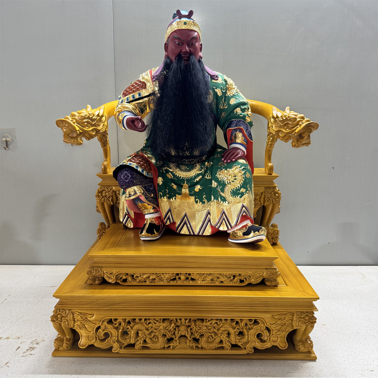香樟木绿袍红脸关公神像19寸手工雕刻关二爷坐像关圣帝君供奉摆件
