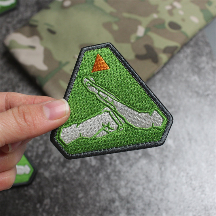 "给你抱拳了老铁"刺绣魔术贴章 三角形背包贴 "承让"臂章 个