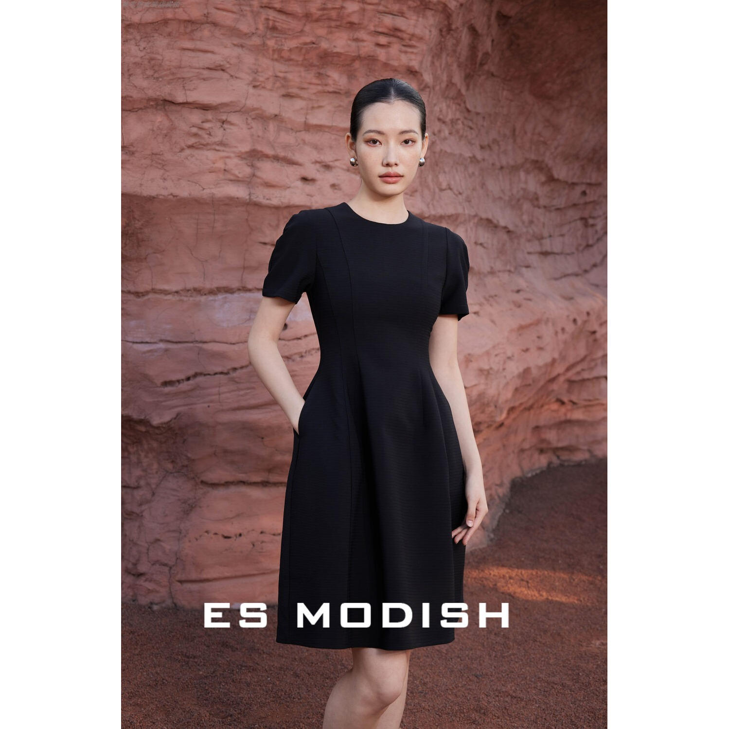 ES MODISH法式赫本风圆领收腰连衣裙女2025夏季气质泡泡袖小黑裙