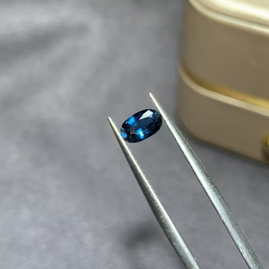 天然蓝宝石裸石戒面椭圆形蛋面刻面爆闪好火彩山东蓝宝石墨水蓝色