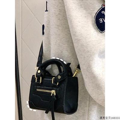 超火黑色精致迷你小包包女2025新款流行高级感小众设计斜挎小方包