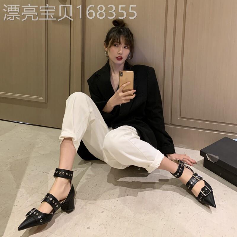 美飒拽姐~朋克风尖头铆钉皮带扣罗马凉鞋女夏季粗跟包头中空单鞋