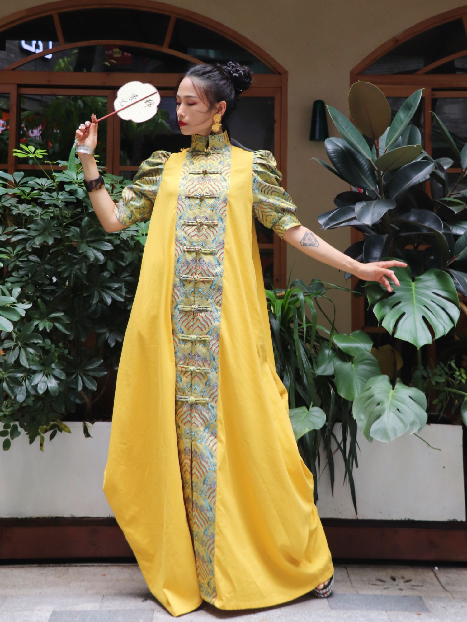 锦秀儿原创黄色棉麻拼接织锦前后盘扣立领茧型灯笼袖民族风连衣裙