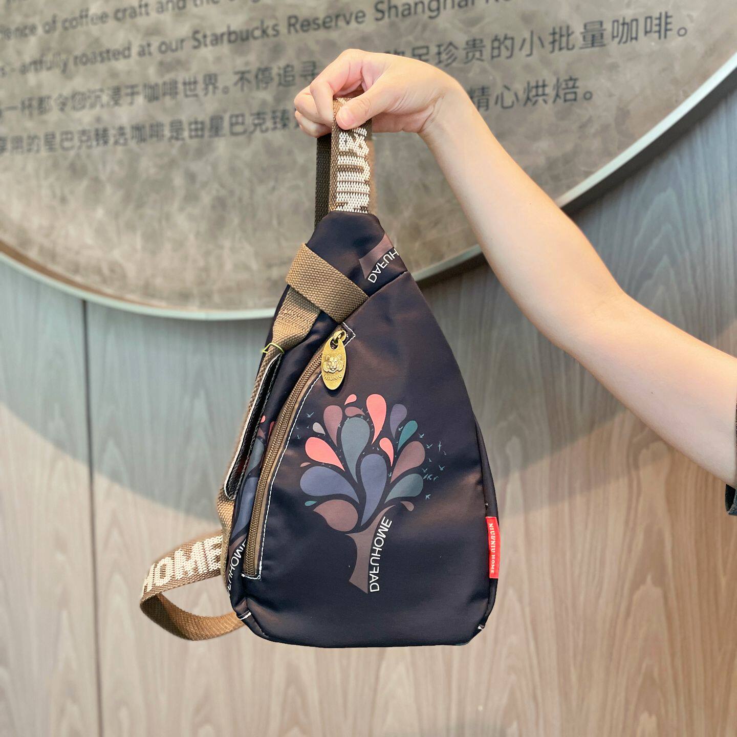 好看小众包包女2026新款休闲百搭女士胸前斜挎包高级轻便胸包旅游