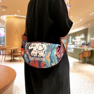 超火包包女2025新款 轻便女士斜挎包休闲帆布包 腰包饺子包高级时尚