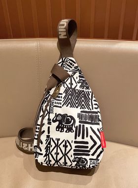 超火旅游包包女2025新款轻便外出女士胸前斜挎包高级休闲时尚胸包