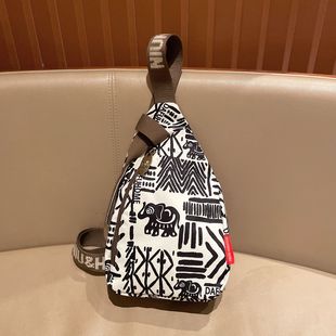 超火旅游包包女2025新款 胸包 轻便外出女士胸前斜挎包高级休闲时尚