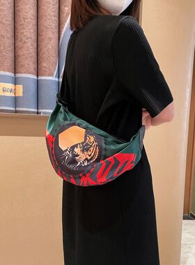 包包女2026新款超火帆布女包饺子包腰包女士休闲运动轻便斜挎包小