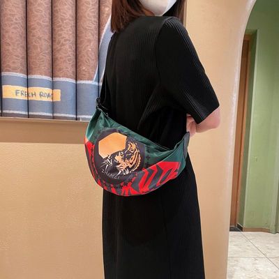 轻便超火女士斜挎包高级饺子包大