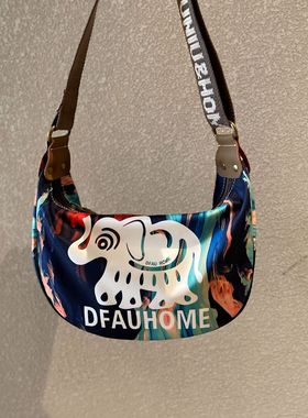 夏季轻便旅游包包女2025新款超火休闲女士斜挎包超火运动牛津布小