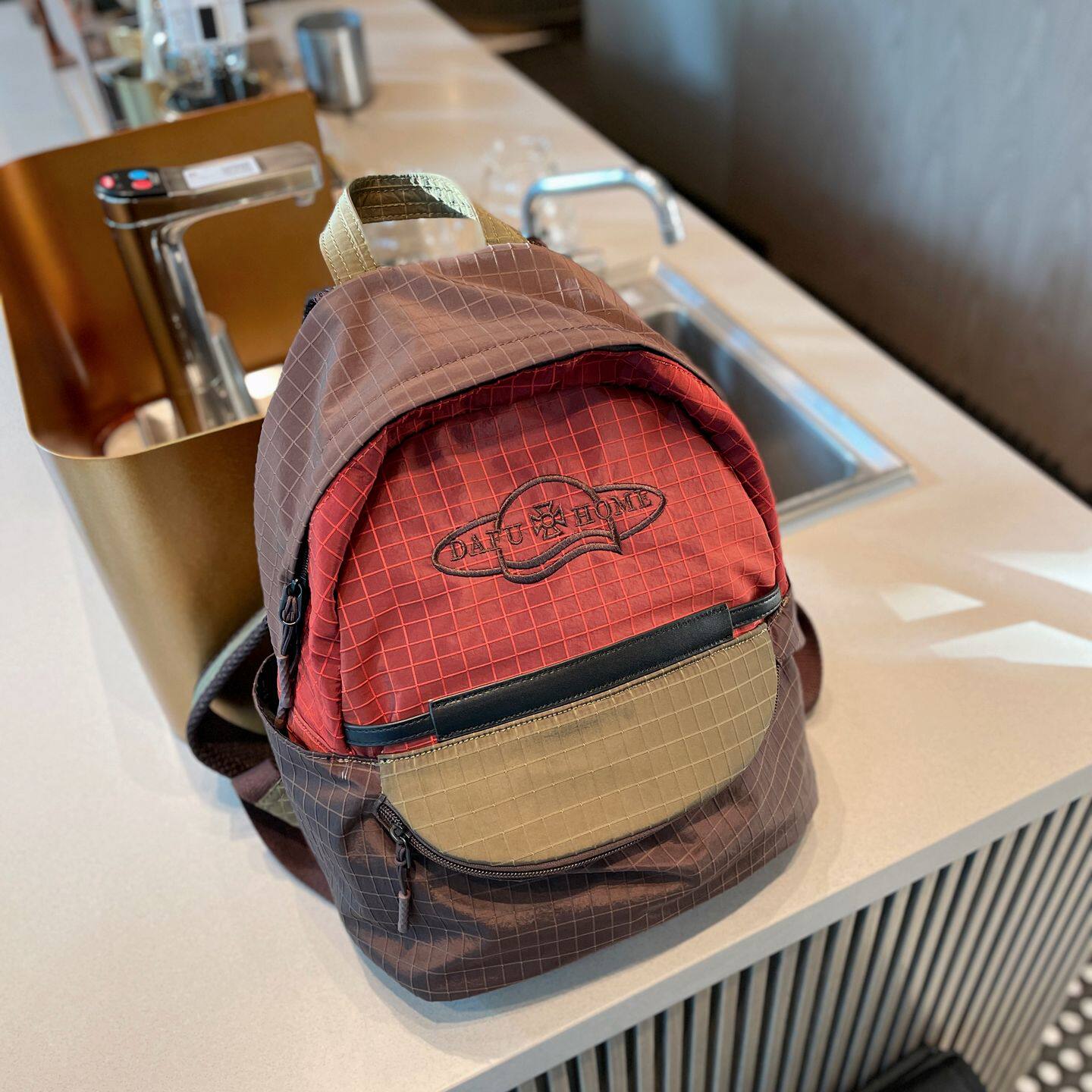 高级小众旅游双肩包女2026新款休闲高颜值轻便女士背包通勤旅行小