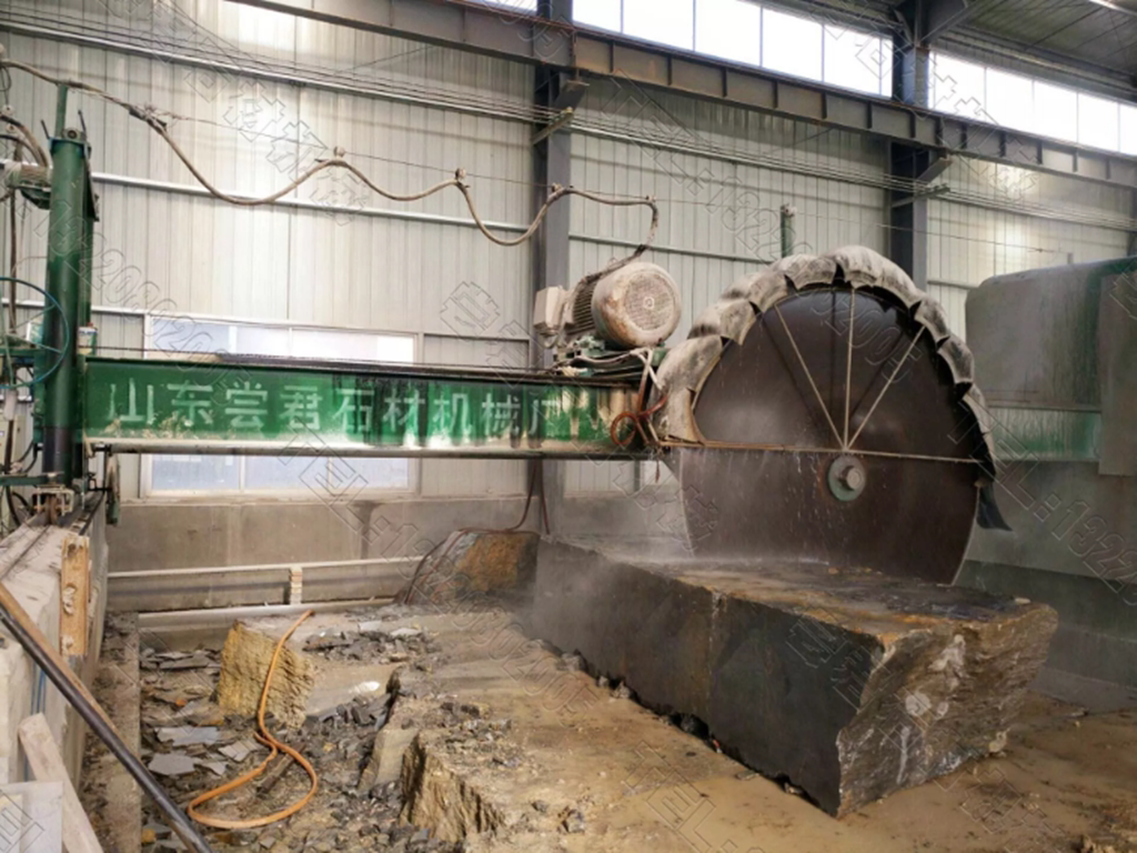 大型碑石碑料切割机 hqj-1800石材切石机 条石牌坊桥式圆盘锯石机