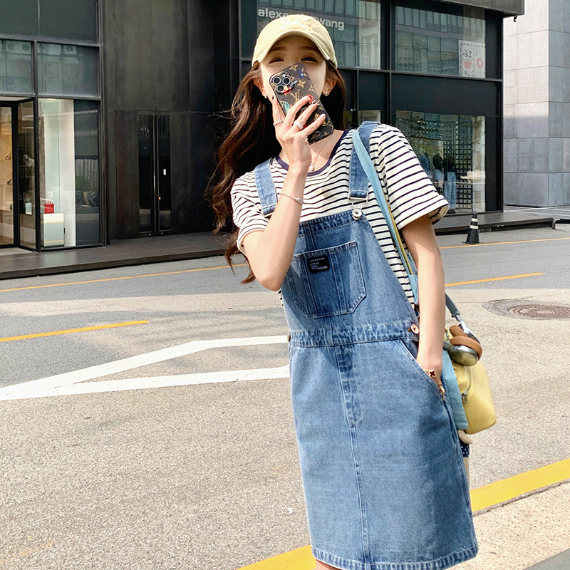 韩版俏皮减龄牛仔背带短裙套装女2025夏季新款显瘦条纹T恤两件套图片