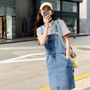 韩版俏皮减龄牛仔背带短裙套装女2025夏季新款显瘦条纹T恤两件套图片