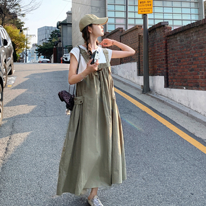 ootd穿搭慵懒风军绿色工装背带连衣裙女夏2025超火好看长裙两件套图片