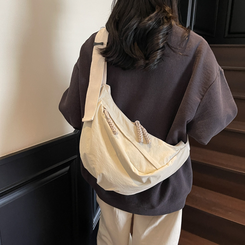 大容量饺子包女2026新款轻便宽带斜挎包尼龙帆布通勤包运动骑行包