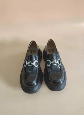 VME舞魅2024春季复古基调舒适的乐福鞋VS24A3806