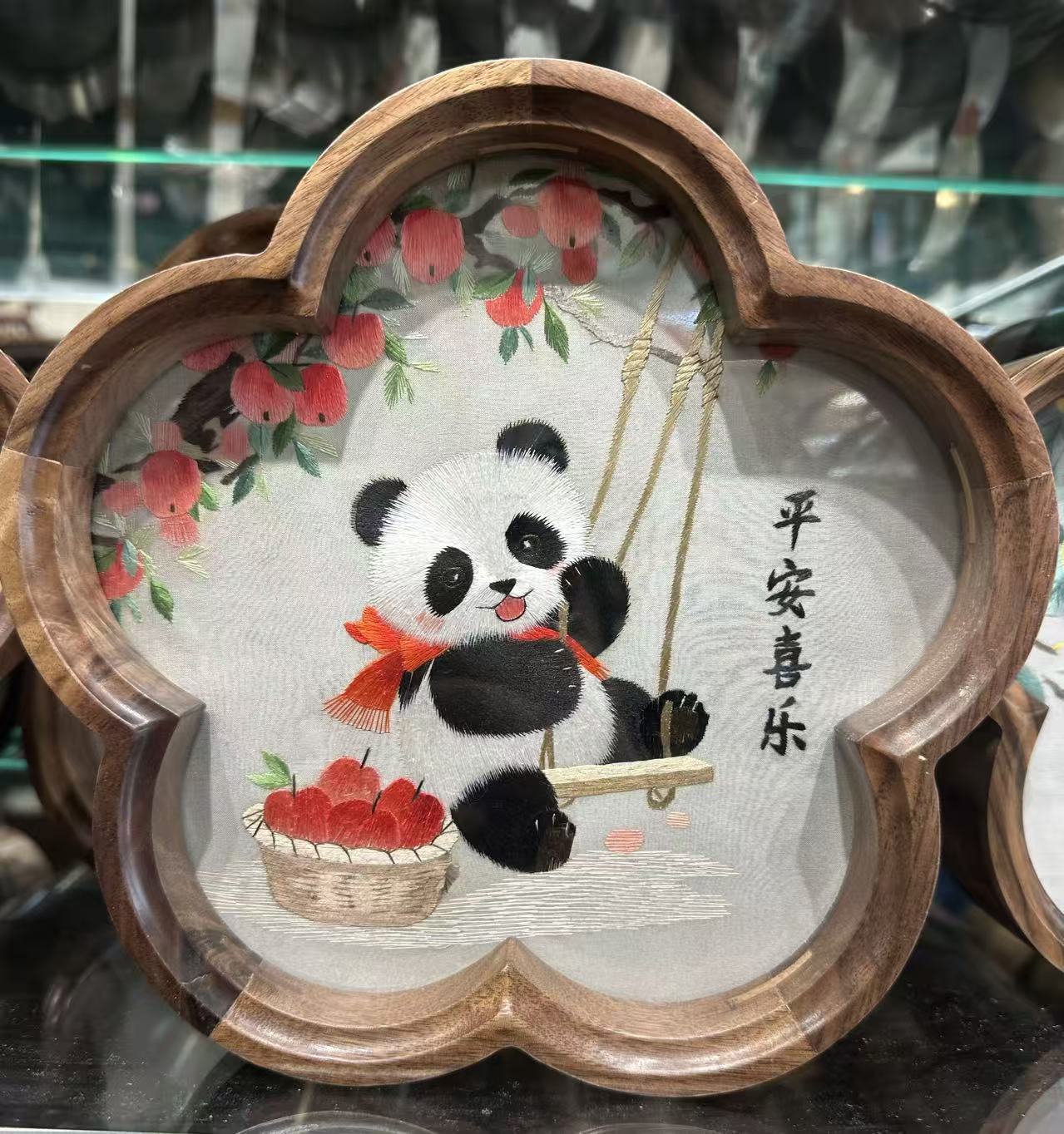大美苏绣精品双面绣大熊猫摆件纯手工刺绣平安喜乐胡桃木梅花框