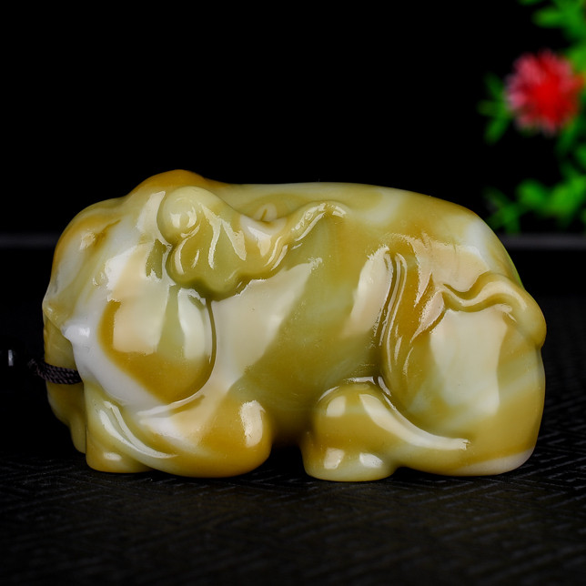 天然新疆和田玉糖料福象手把件把玩件大象挂件吉祥如意大象把件