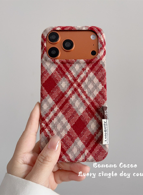 BananaCase新年款节日氛围红色菱格绒布硬壳适用iPhone17promax手机壳15pro苹果16pro复古13/14pro防摔保护套