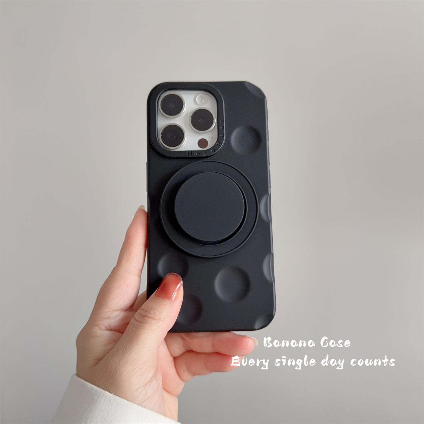 BananaCase小众ins黑色立体奶酪纹磁吸软壳适用16promax苹果15pro手机壳14pro圆形支架13新款保护套12男16pro