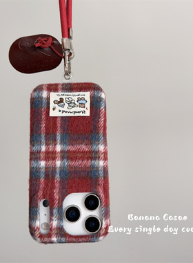 BananaCase秋冬小众学院风红色格纹绒布硬壳适用iPhone17苹果16promax复古15pro新款14pro防摔13手绳保护套16