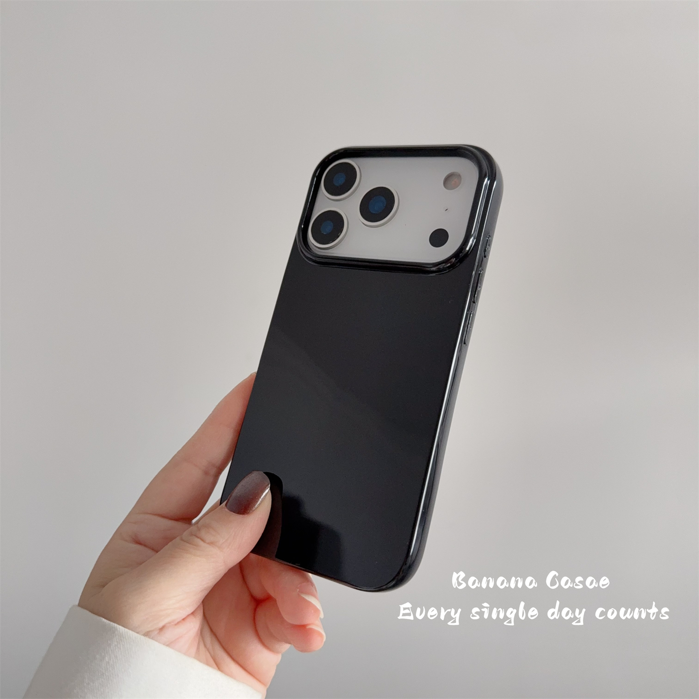 极简风复古纯黑色光面17pro软壳