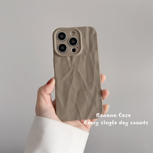 iPhone高级感肤卡其褶皱软手机壳
