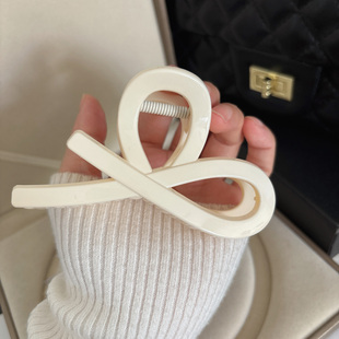 2026新款打结款瓷白色轻奢高级感马尾抓夹中号发量多鲨鱼夹发夹