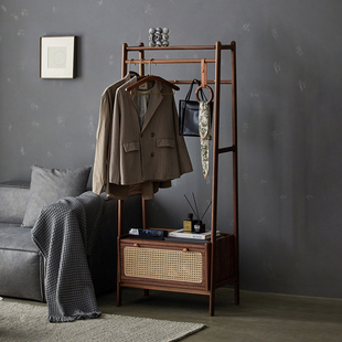 落地挂衣架卧室家用黑胡桃木简约藤编置物架门口多功能实木衣帽架