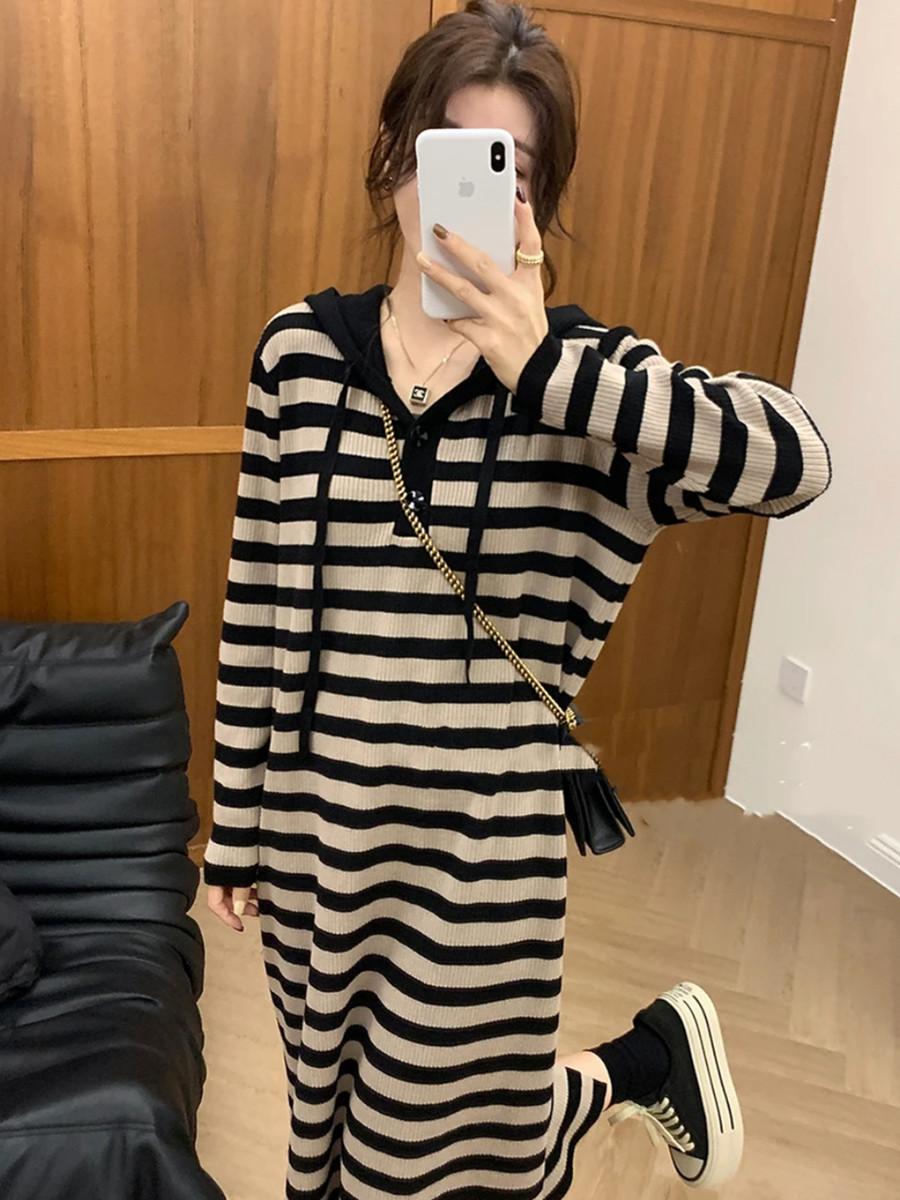 条纹连帽针织长袖连衣裙后开叉
