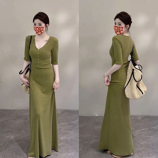 显瘦绿色包臀T恤长裙 连衣裙女春夏优雅气质修身 法式 绝美V领五分袖