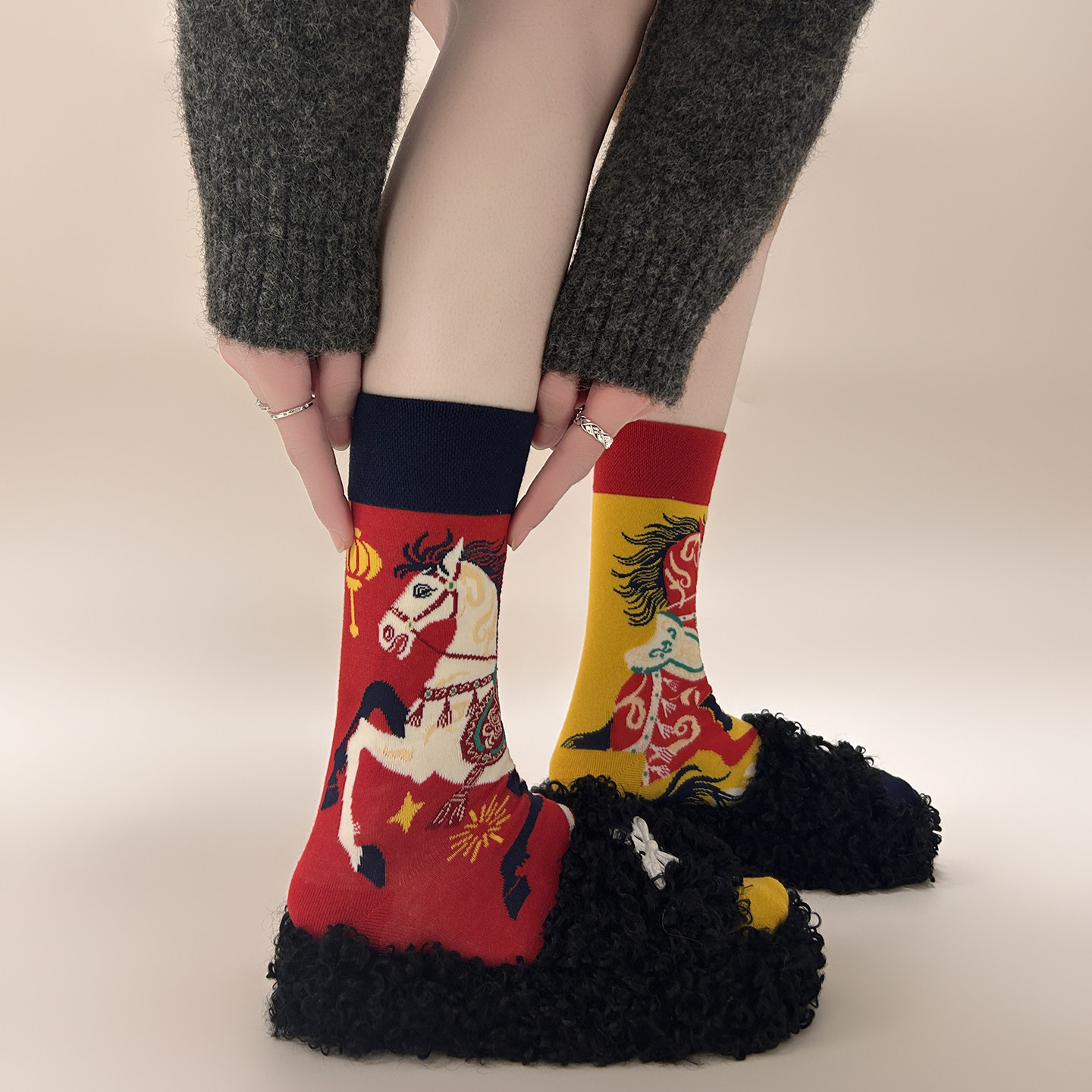 新年马年AB袜子女不对称设计红色本命年男女情侣款个性中筒潮袜棉