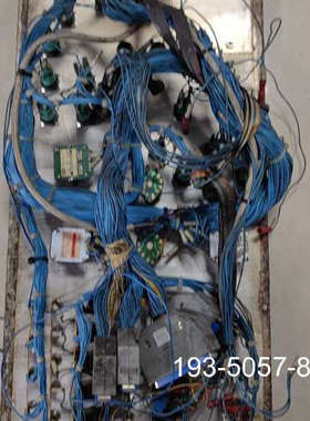 议价工业控制面板，带蓝色线缆和器件，详谈