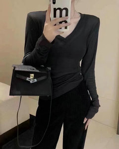 欧洲站2023秋新款欧货洋气百搭V领纯色垫肩天丝羊毛面膜打底衫女