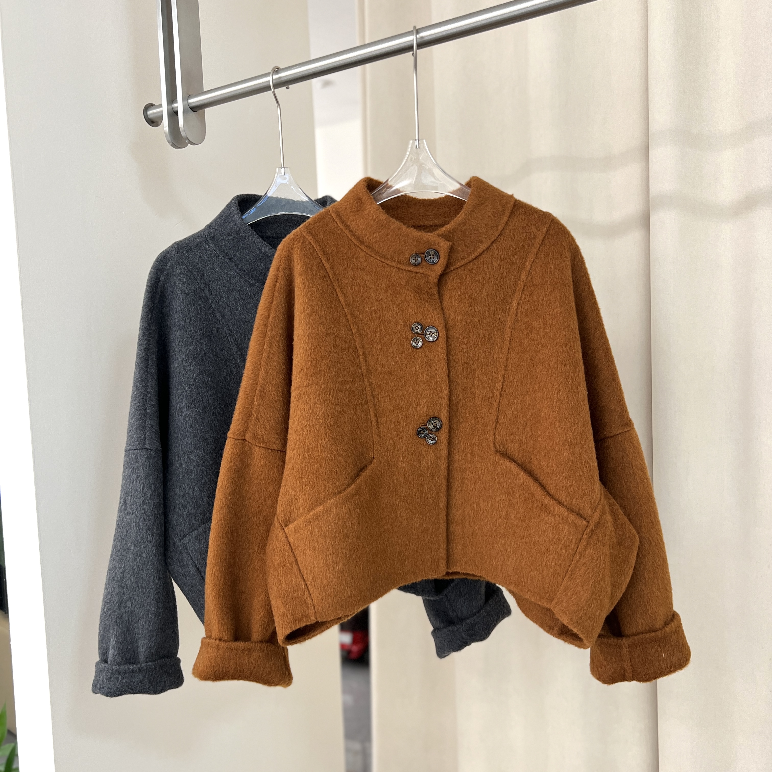 2025秋冬新款韩版宽松显瘦圆领单排扣毛呢外套女蝙蝠袖短款大衣