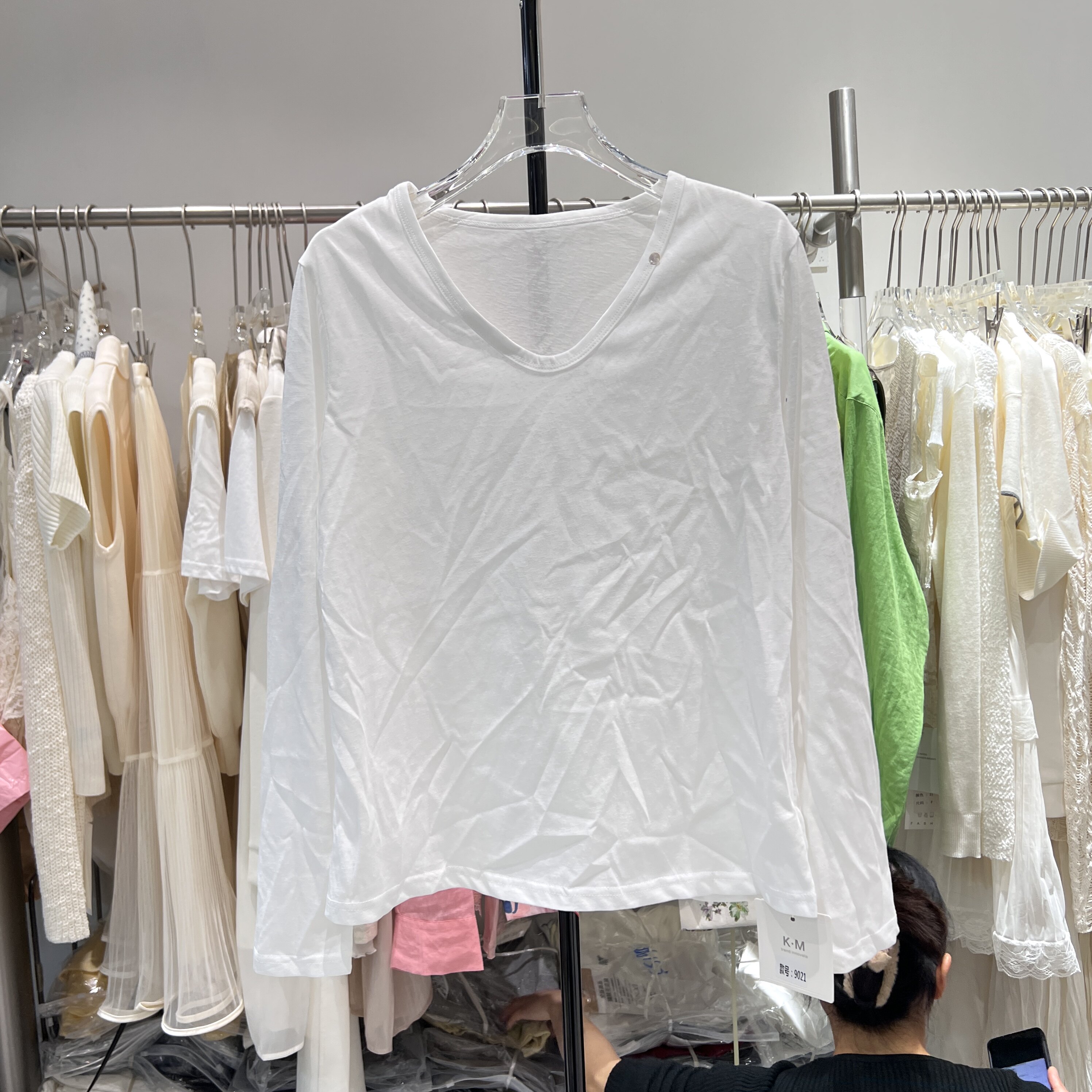 白色基础款V领简约长袖T恤女2026春新款直筒宽松休闲打底上衣9021