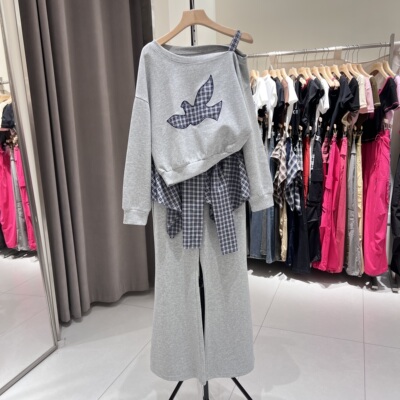 时尚休闲套装女春韩系减龄露肩卫衣+设计感格纹拼接微喇裤两件套