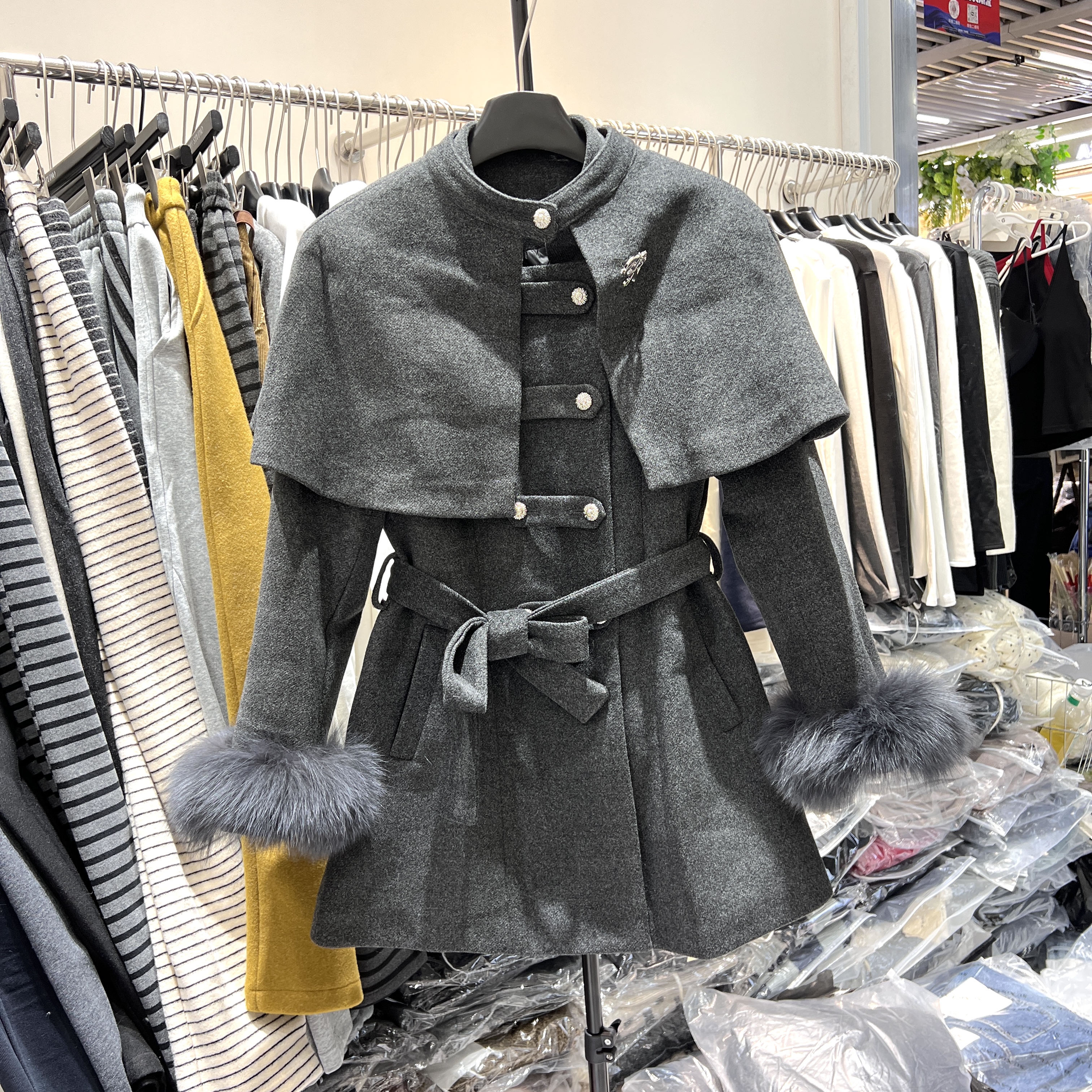 轻奢气质显瘦白鸭绒外套女设计感斗篷毛呢羽绒大衣2025冬款65733