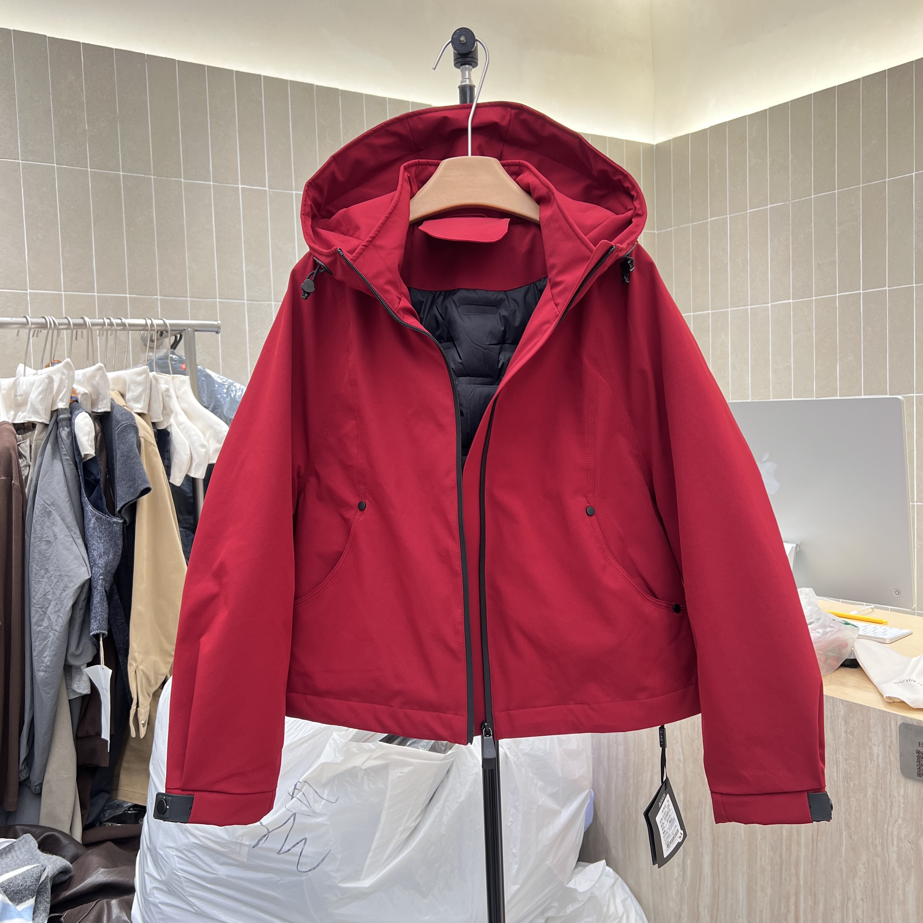 欧货正品鹅绒服2025冬新款抽绳连帽休闲短装冲锋衣外套女羽绒服