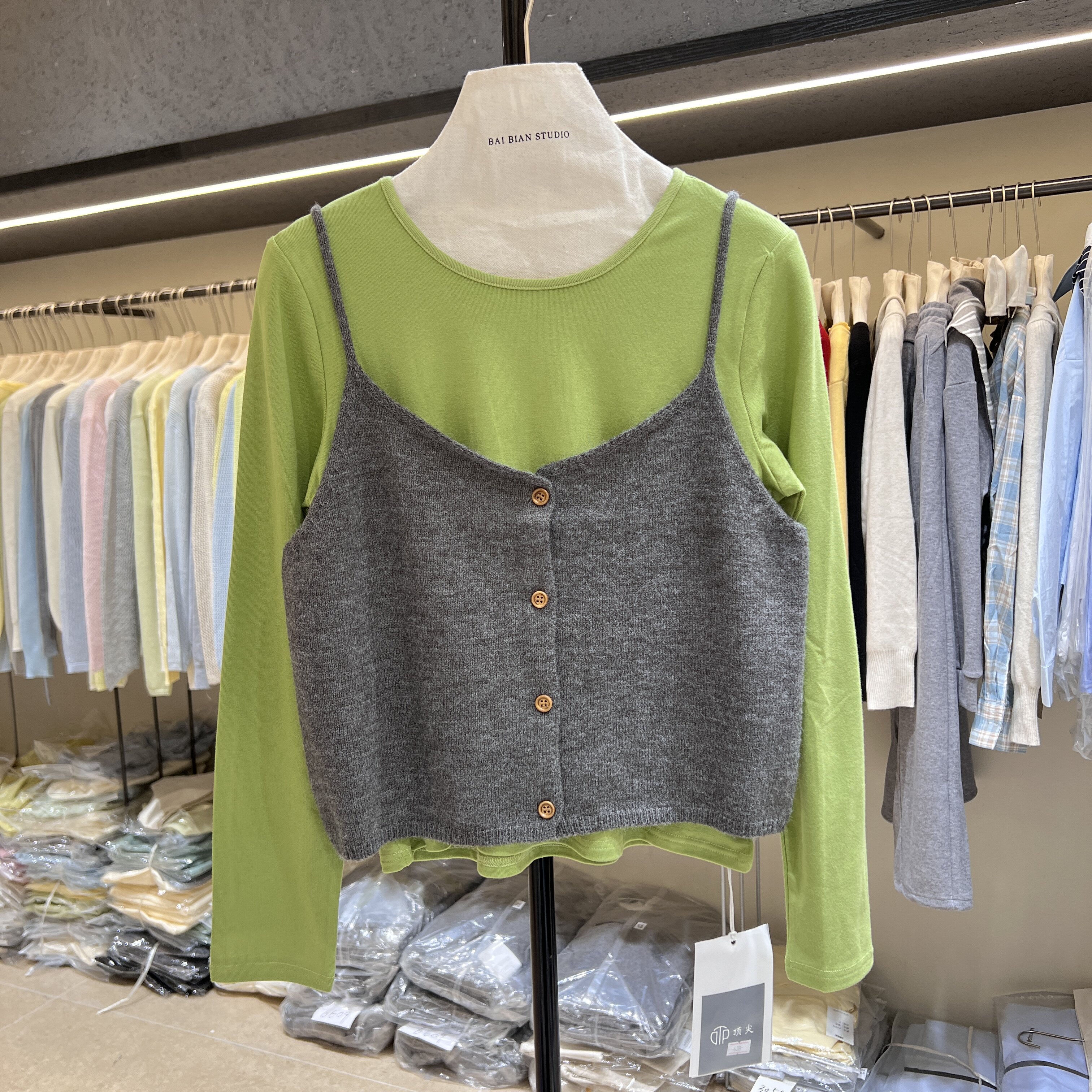 2026春季新款时尚圆领单排扣针织小吊带背心毛衣马甲两件套女638