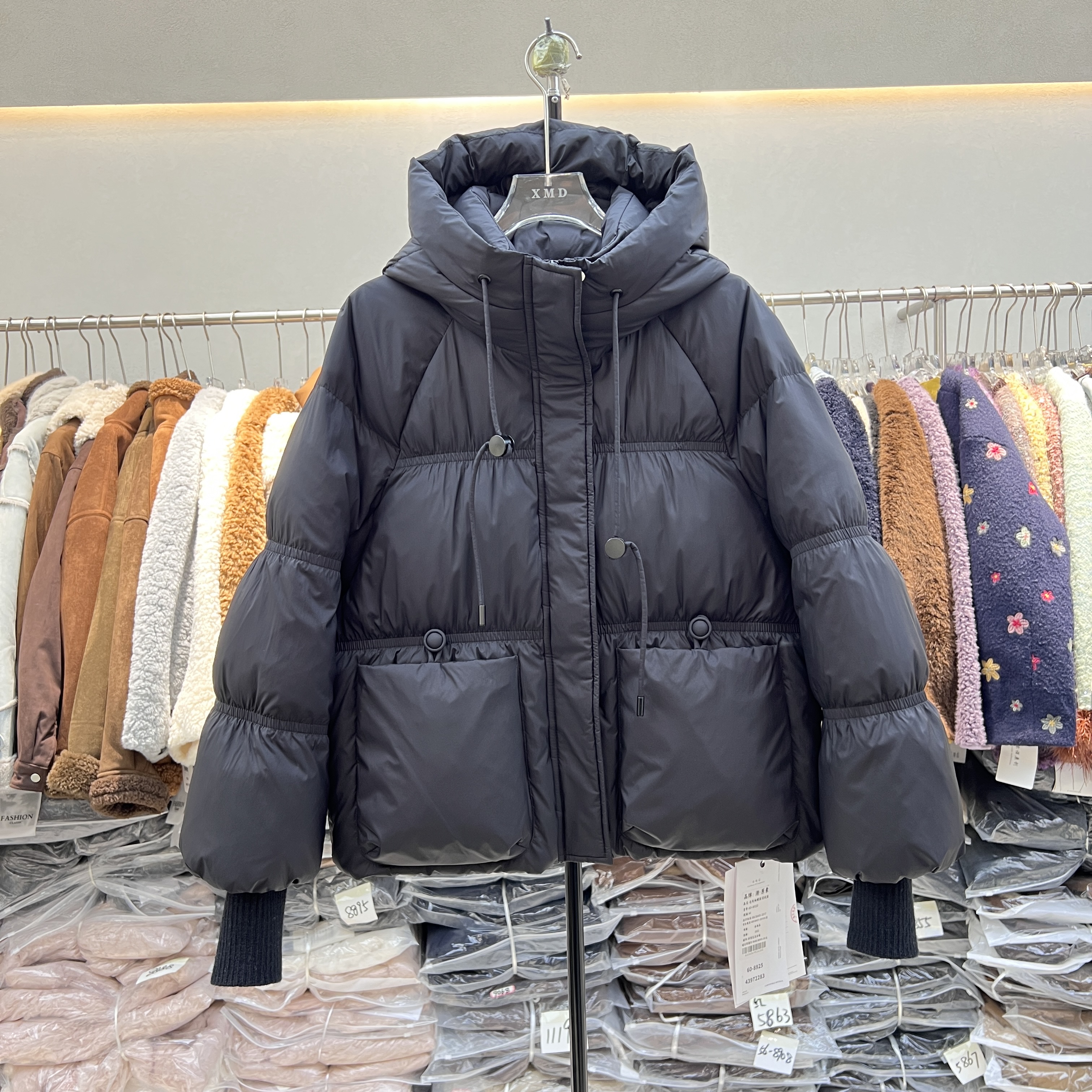 设计感连帽短款羽绒服女小个子加厚面包服白鸭绒外套2025冬季新款