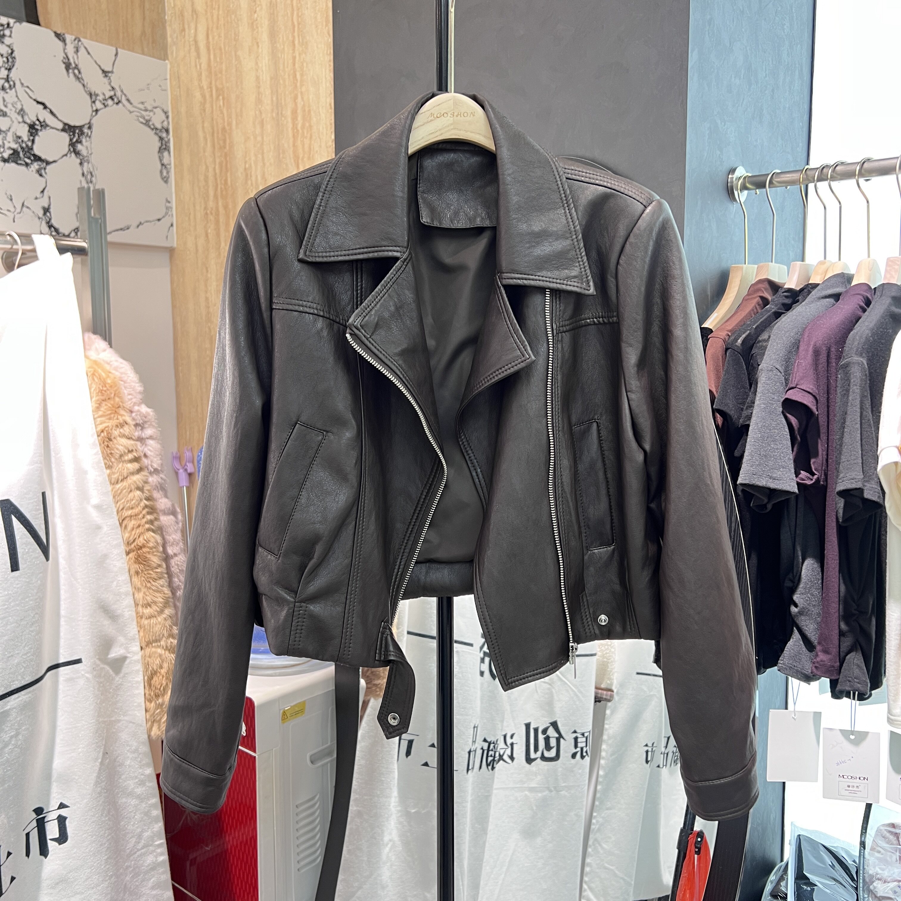 高端欧货秋季2026新款翻领短款皮衣外套高级感机车服皮夹克女上衣