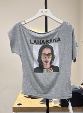美式复古辣妹印花短袖t恤女26夏季韩版显瘦修身斜领露肩上衣8823