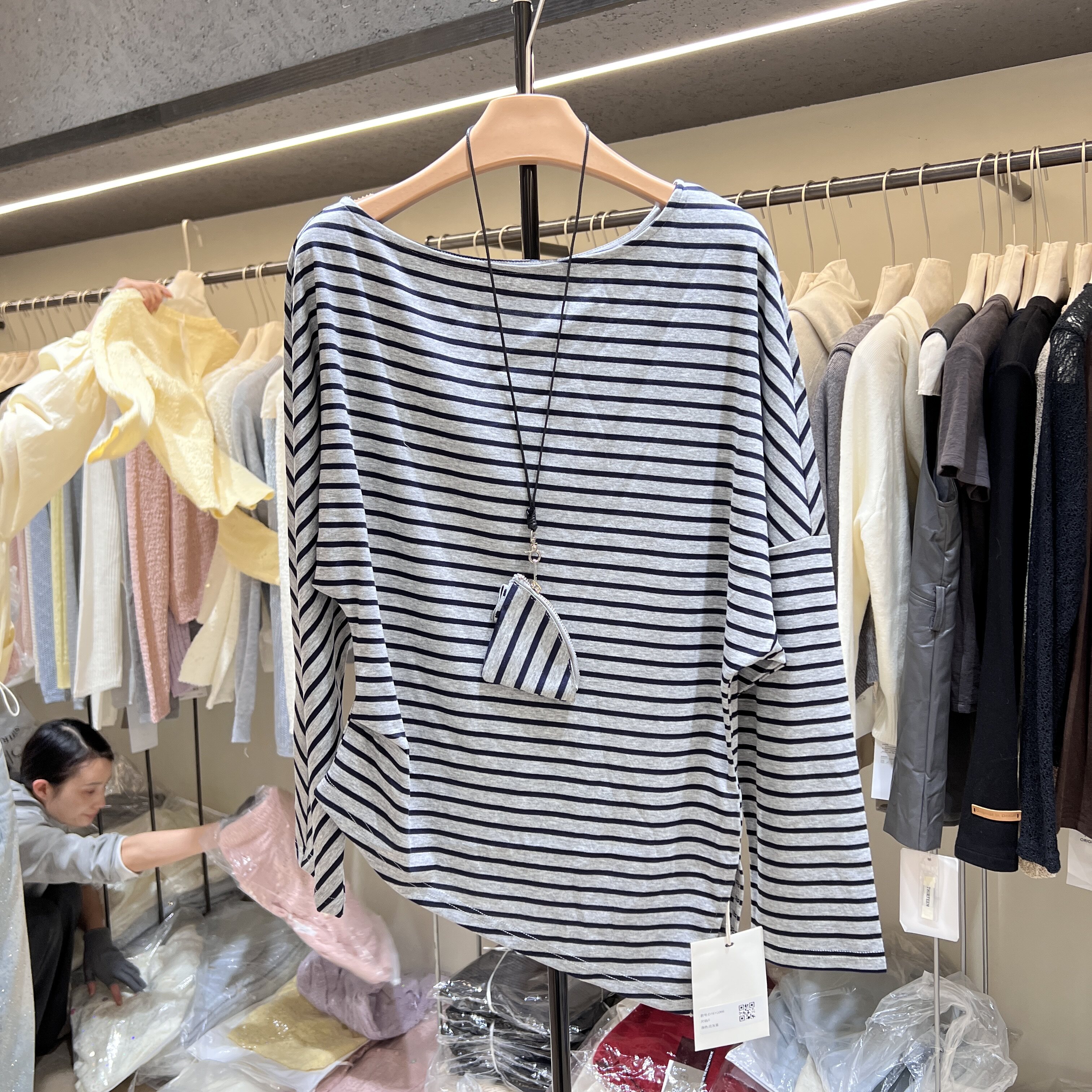 条纹露肩一字领长袖t恤女2026春夏不规则褶皱收腰显瘦斜领上衣066