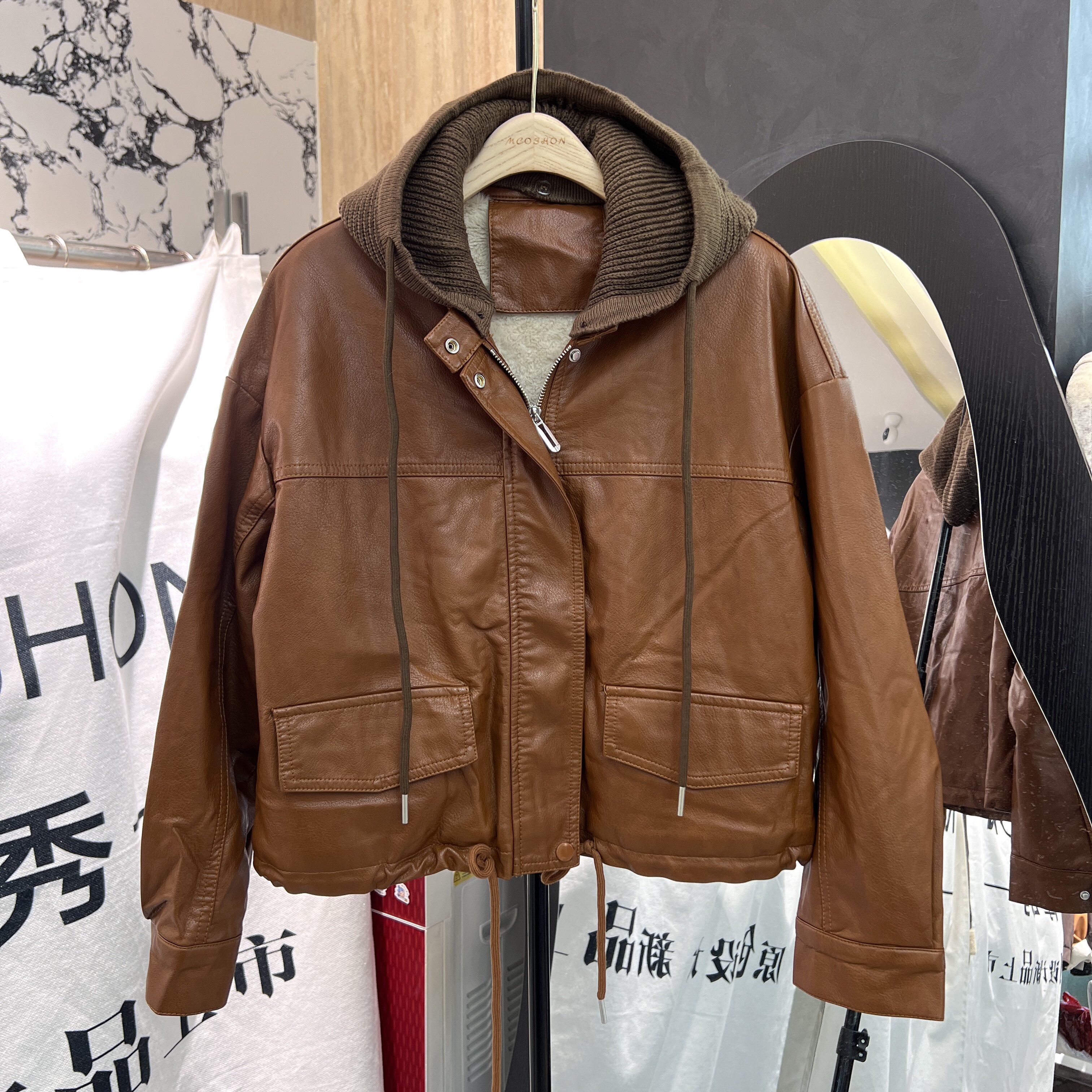 2026早冬休闲复古针织帽拼接皮衣外套洋气抽绳皮夹克外套26703