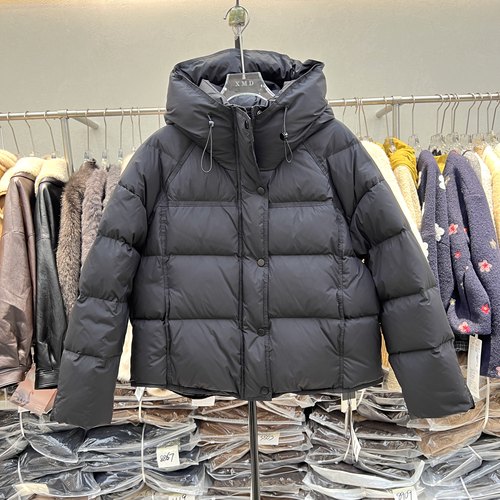 泡芙羽绒服女2025冬新款短款连帽云感宽松面包服加厚50白鸭绒外套