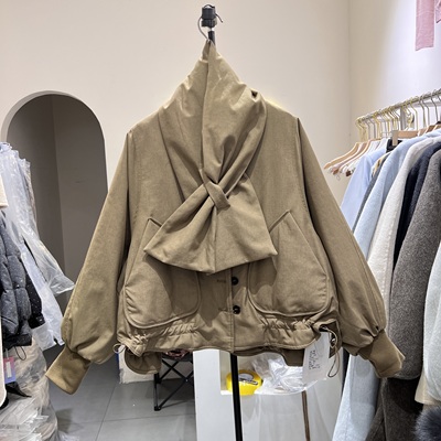 设计感V领短款白鸭绒羽绒服外套宽松配围巾2025冬季新款女装50