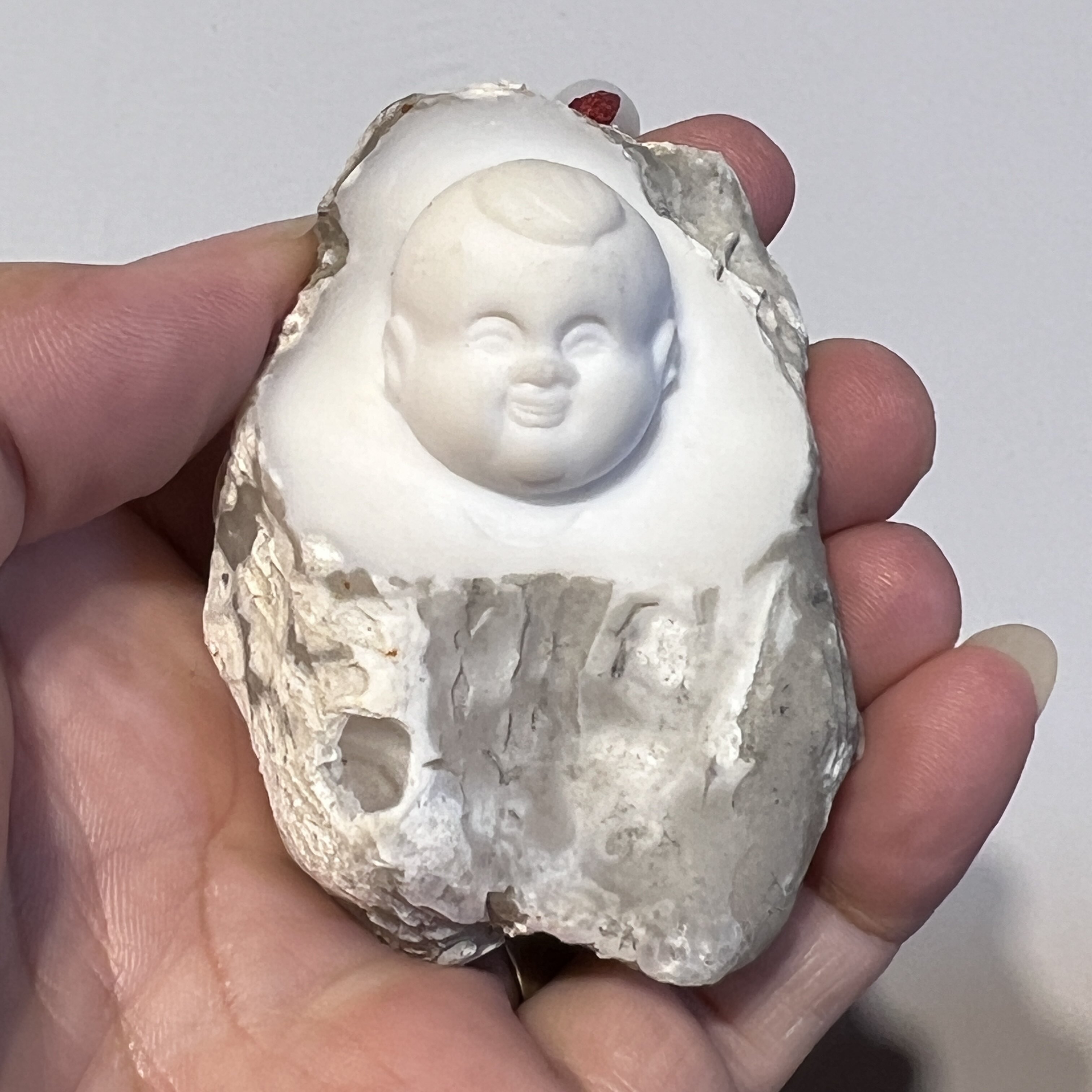 天然蛋白玛瑙石手工雕刻招财童子纯手工巧雕童子笑容可掬手把件